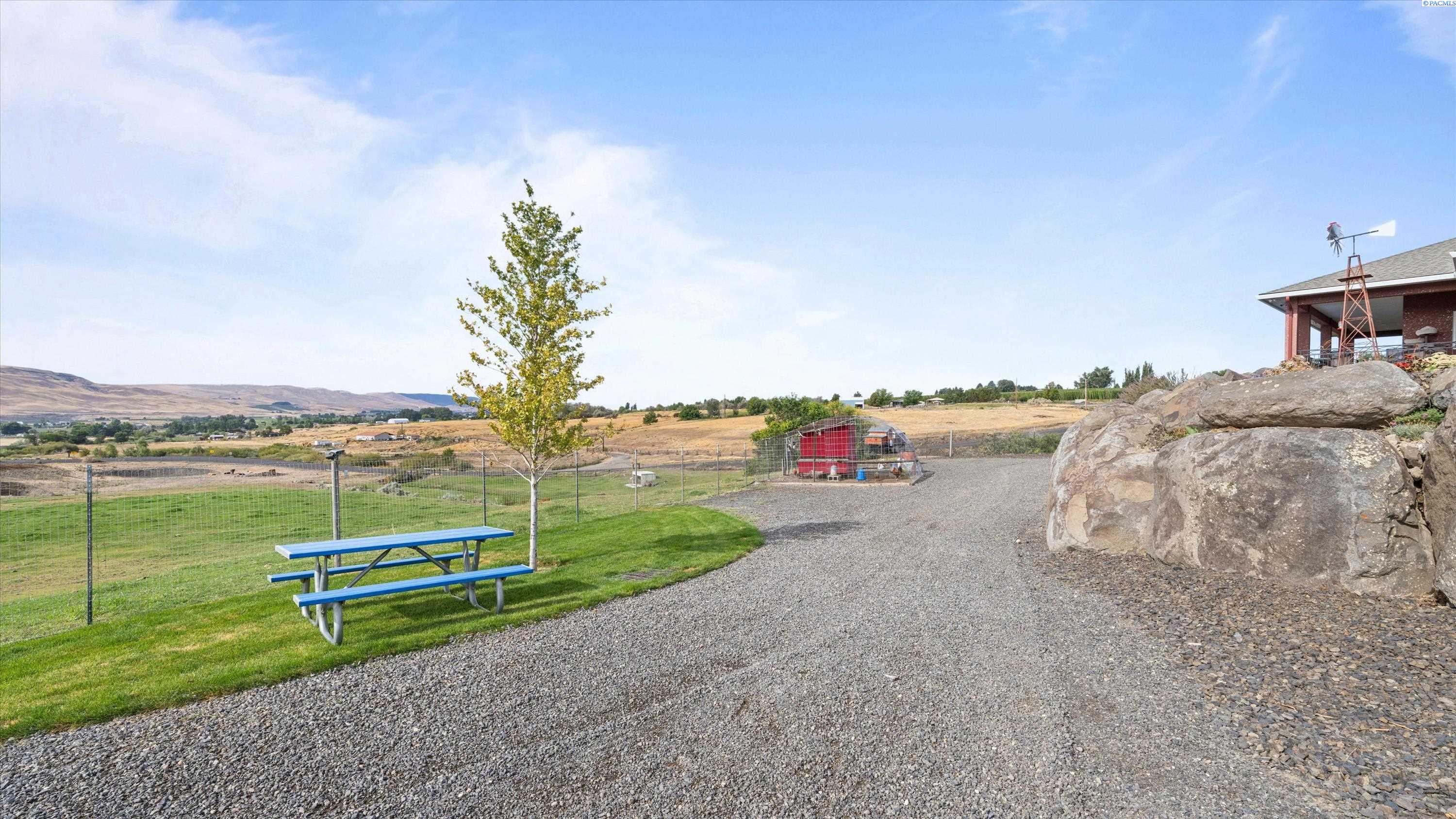 27446 N Case Rd, Prosser, WA 99350