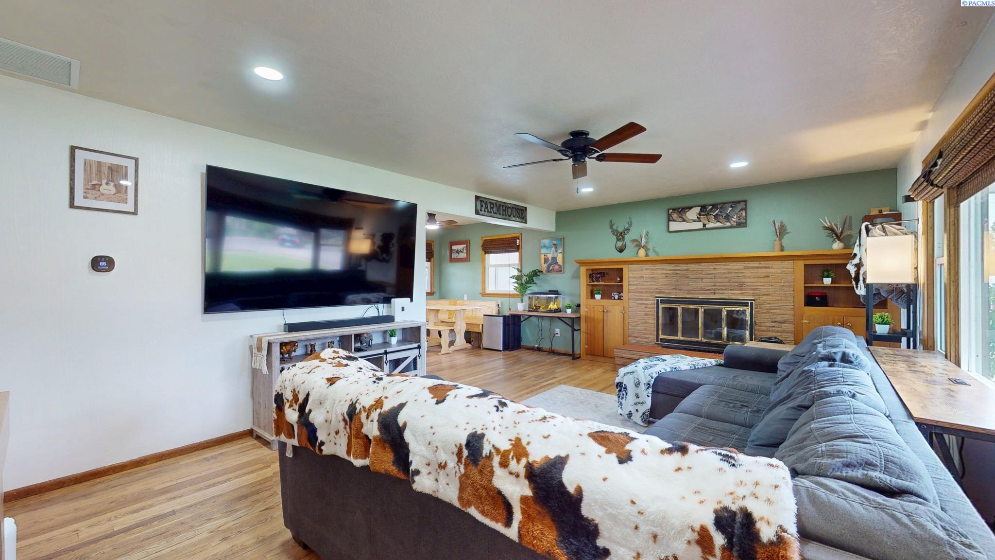 27073 Ice Harbor Dr, Burbank, WA 99323