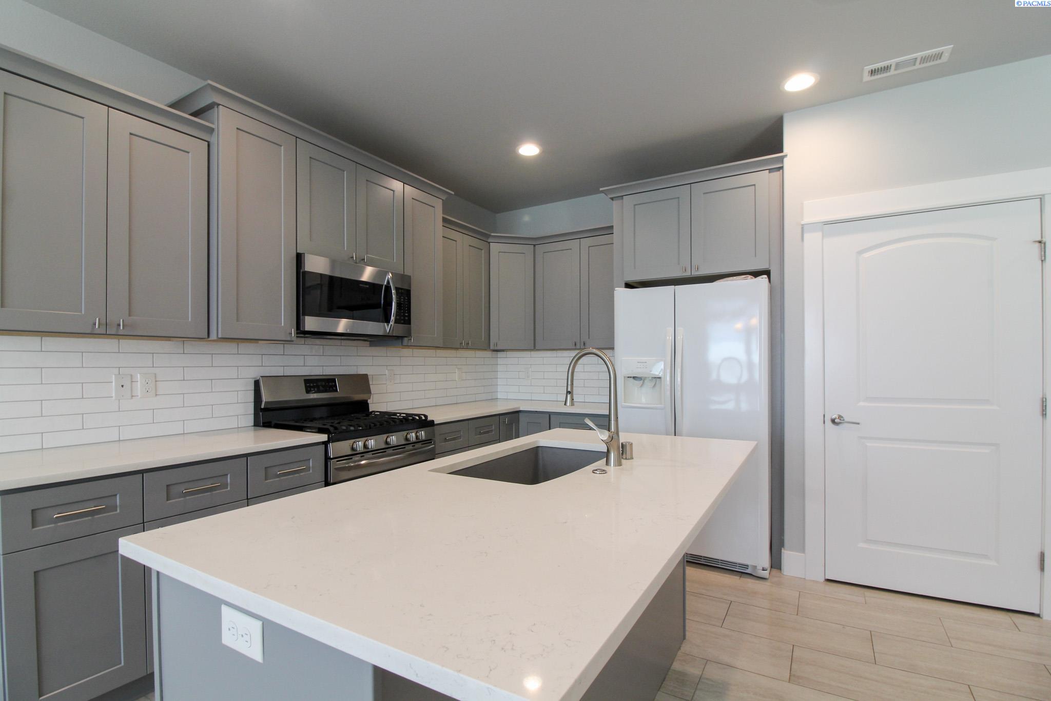 9114 Ruven St, Pasco, WA 99301