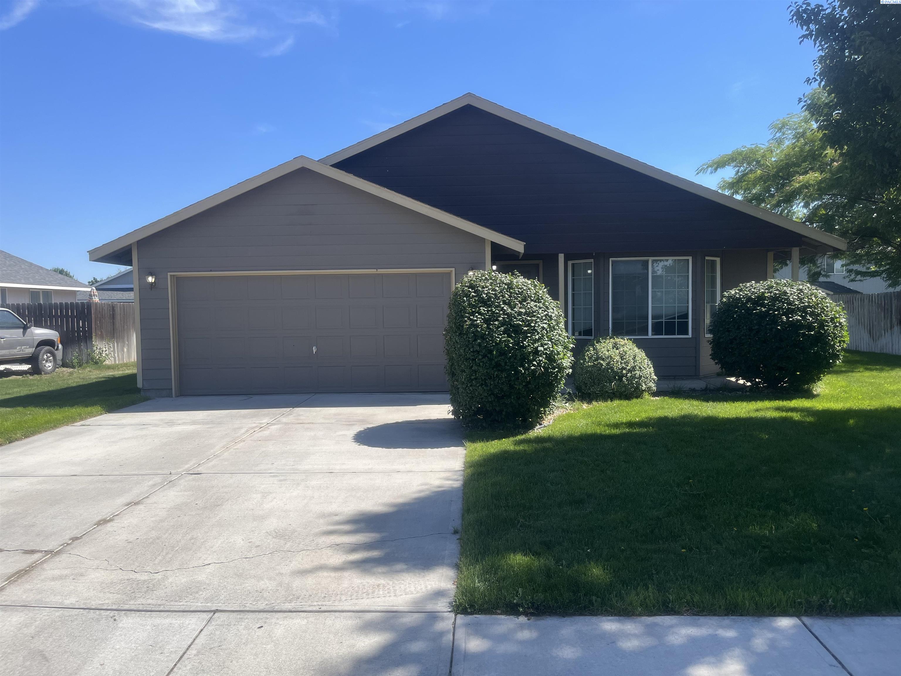 7704 Wrigley Dr, Pasco, WA 99301