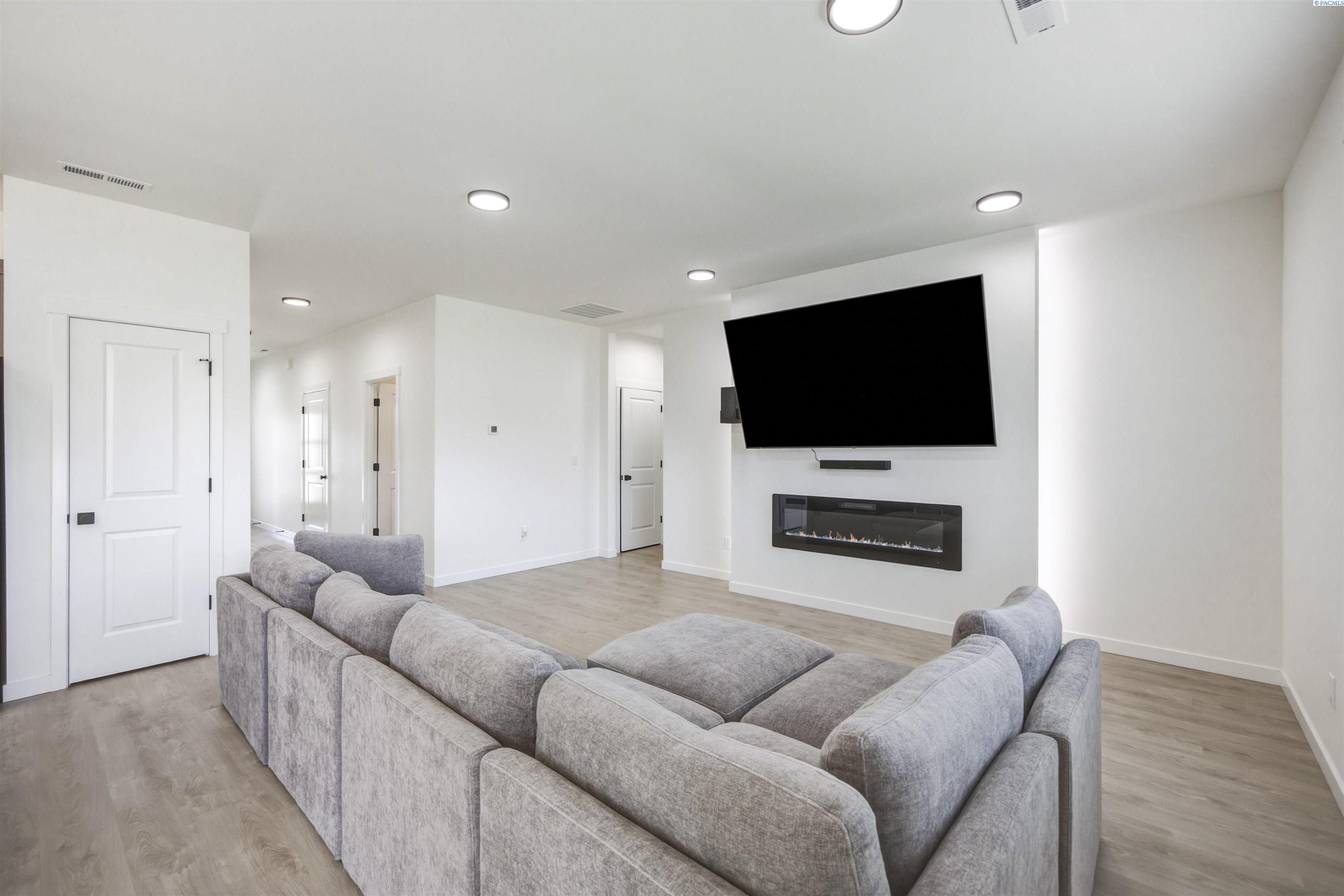 130 E 25th Ave, Kennewick, WA 99337