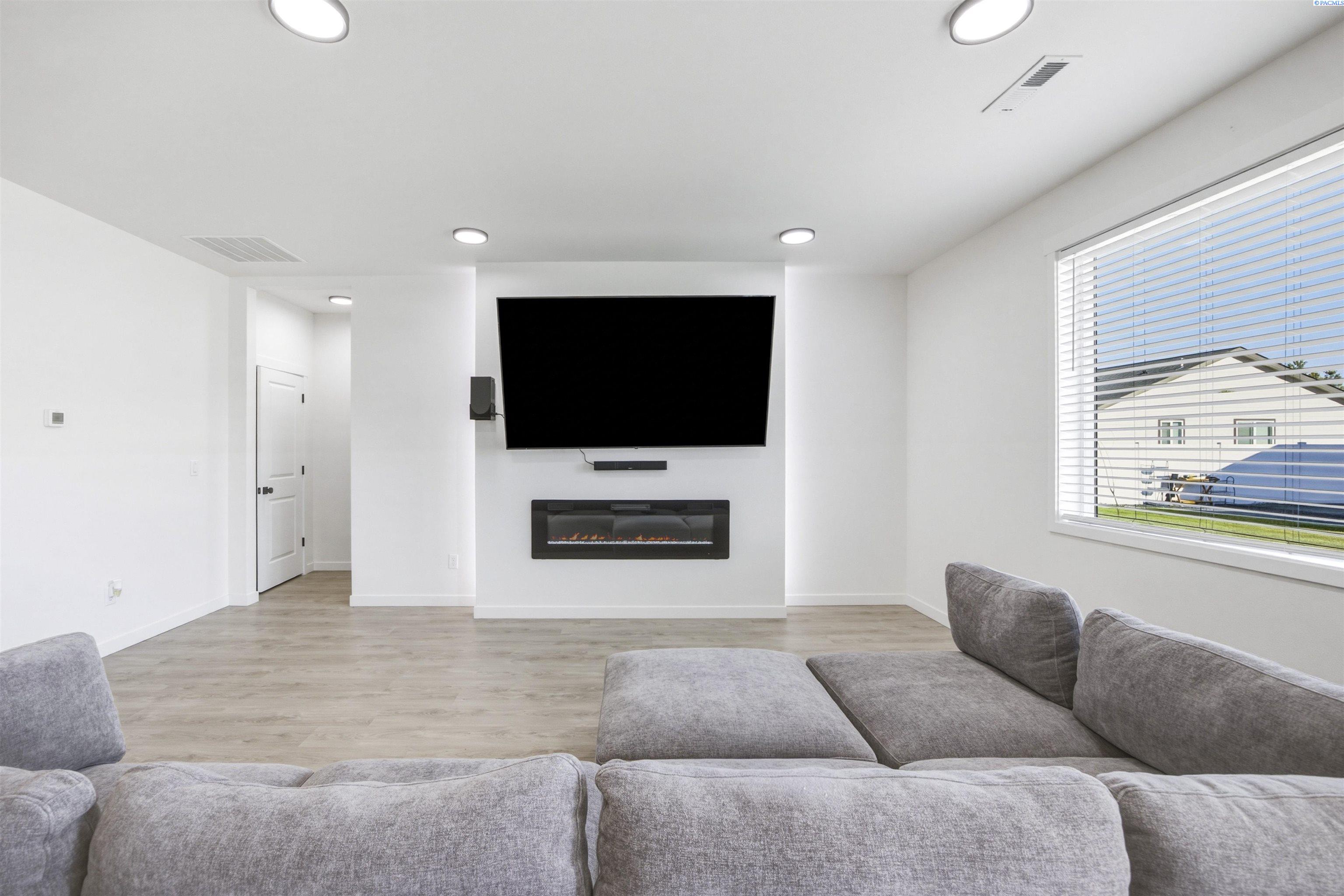 130 E 25th Ave, Kennewick, WA 99337