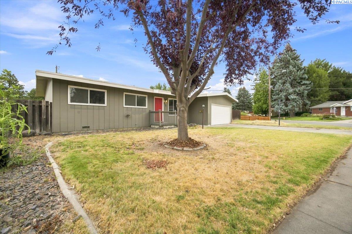 530 W 18th Ave, Kennewick, WA 99337-2821