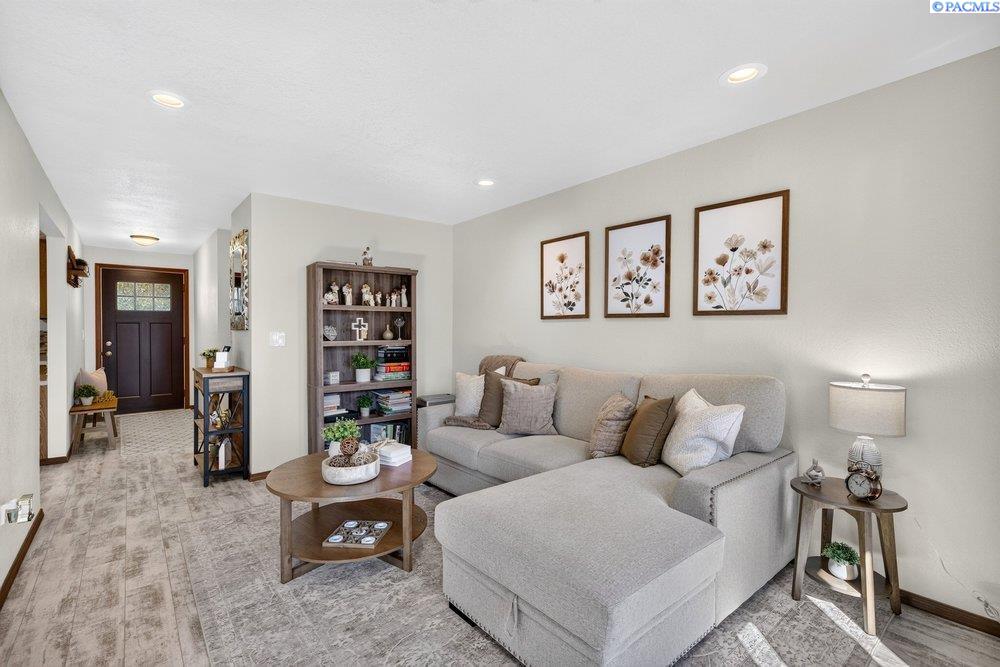 Photo 3 of Single family home for sale at 815 S Young St, Kennewick, WA 99336 | MLS# 296216 | Listing updated on 2026-09-14