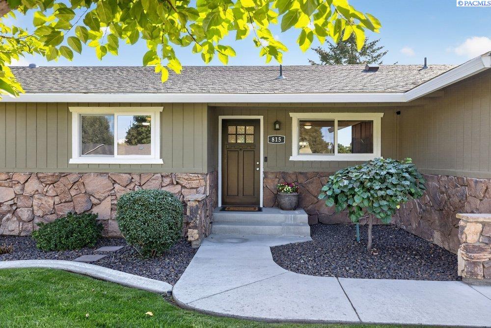 815 S Young St, Kennewick, WA 99336