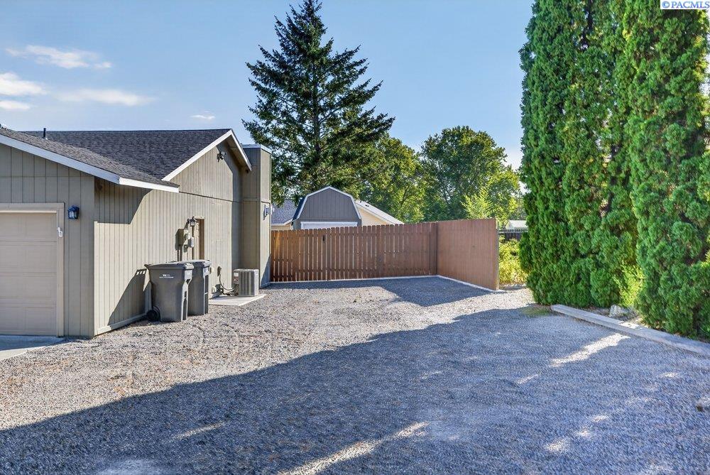 815 S Young St, Kennewick, WA 99336