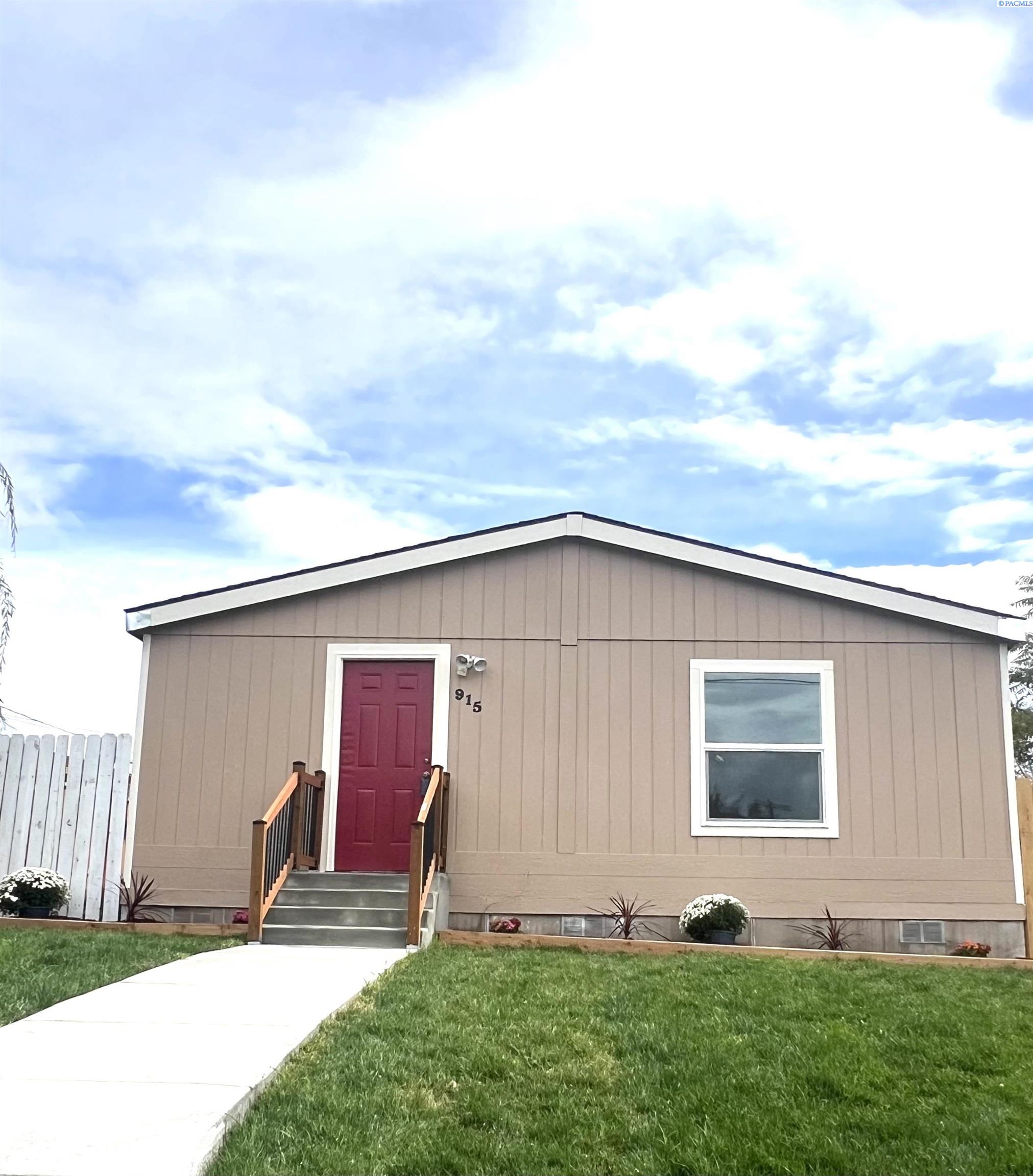 915 S 6th Ave, Pasco, WA 99301