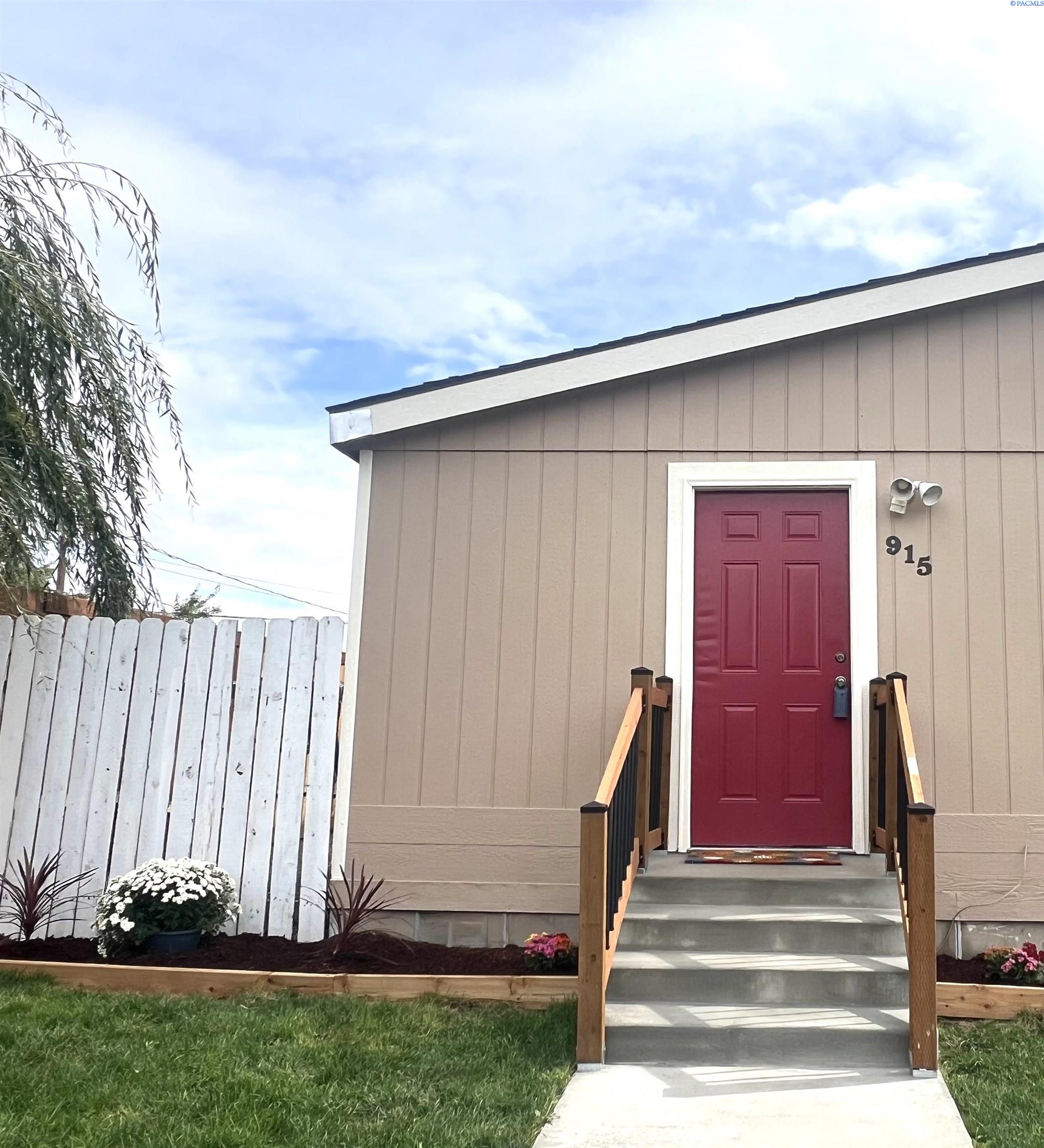 915 S 6th Ave, Pasco, WA 99301