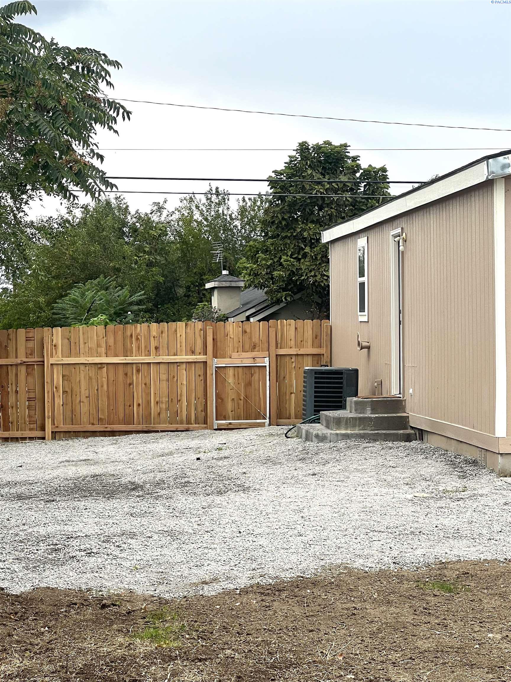 915 S 6th Ave, Pasco, WA 99301