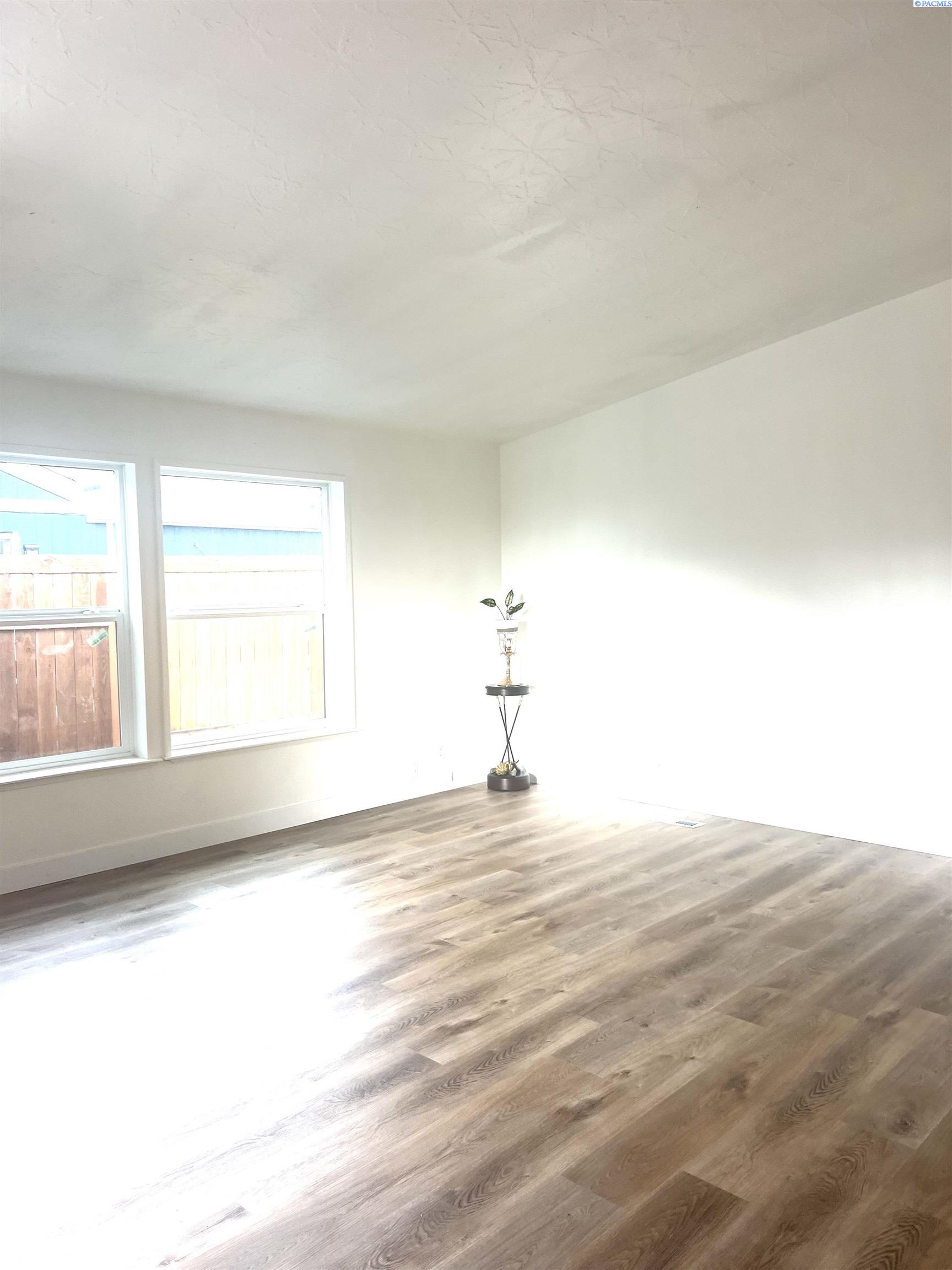 915 S 6th Ave, Pasco, WA 99301