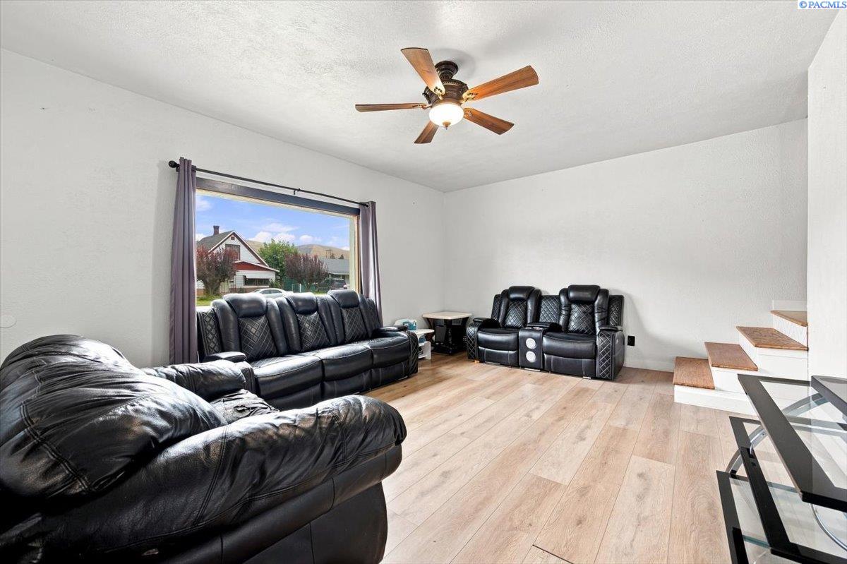 1424 Grant Ave, Prosser, WA 99350