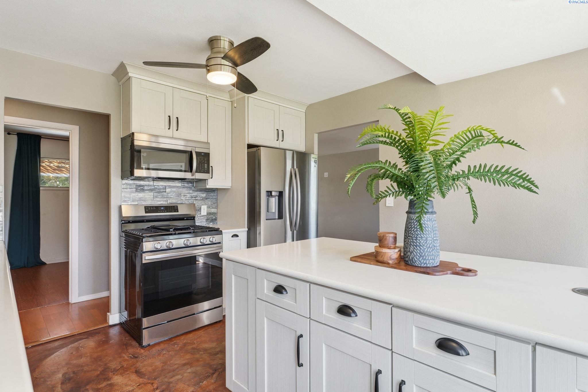 357 Cottonwood Dr, Richland, WA 99352