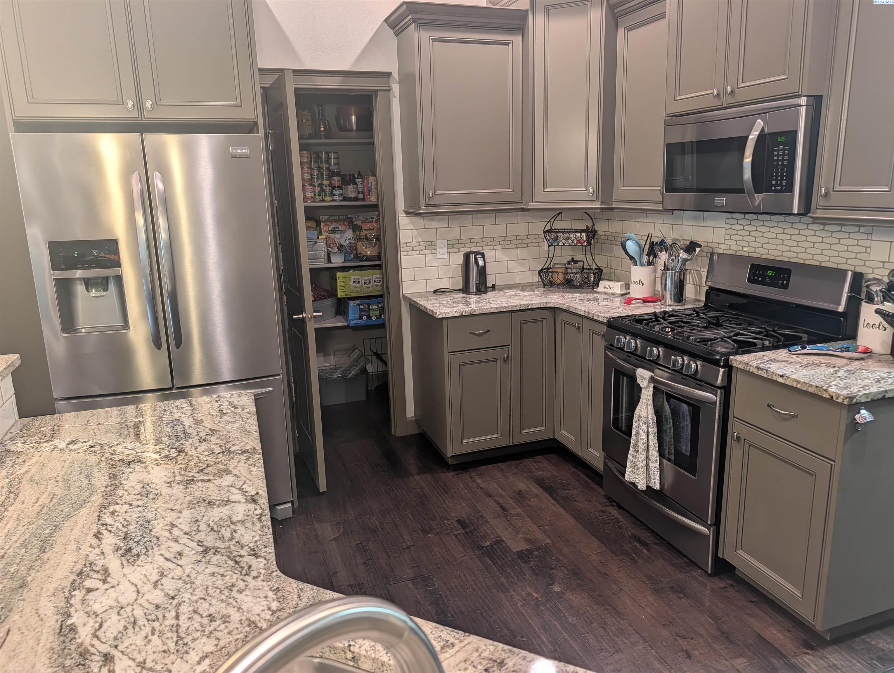 3802 Cook Ln, Pasco, WA 99301