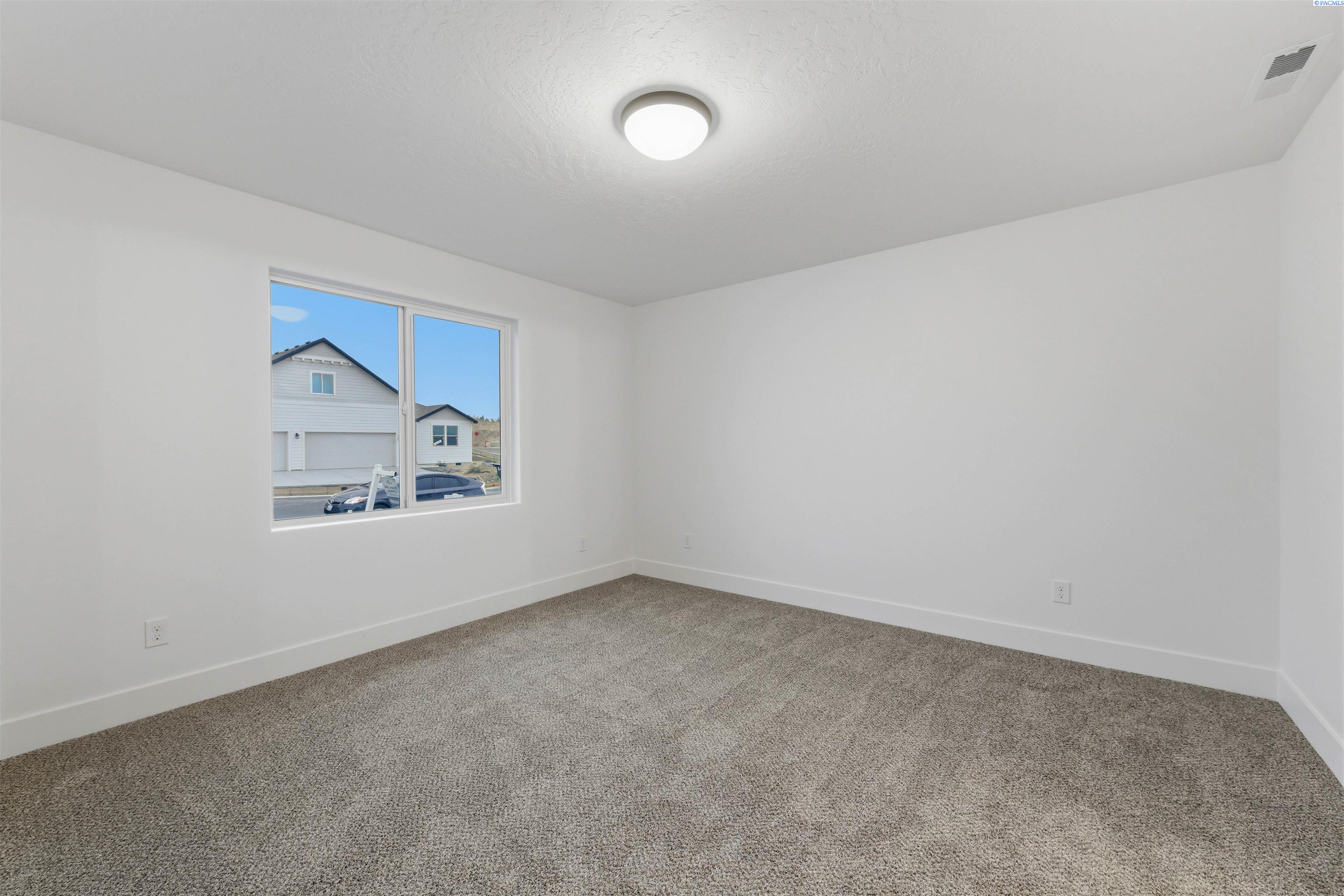 709 Honeylicious, Richland, WA 99352