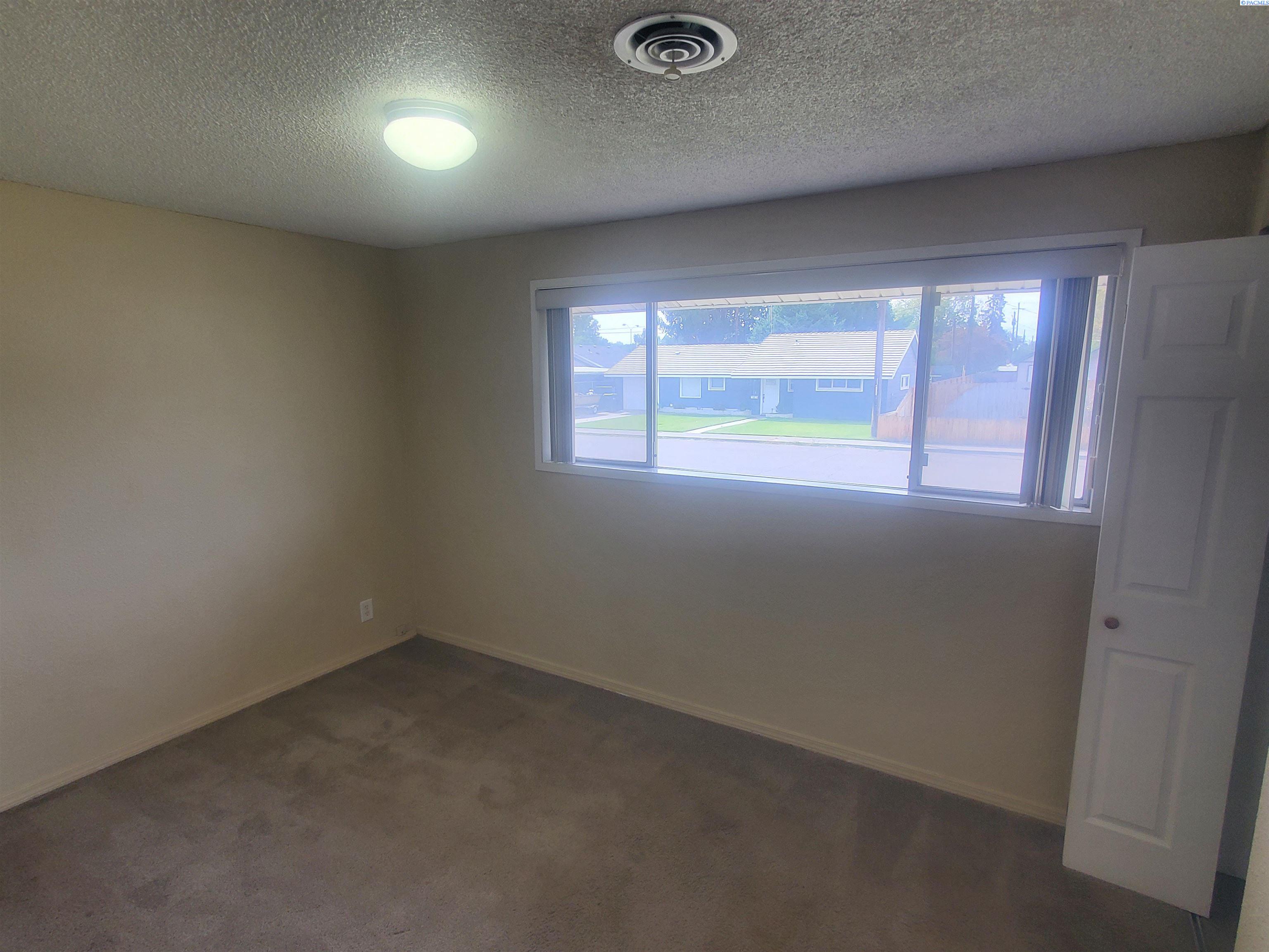 305 S Mayfield St, Kennewick, WA 99336
