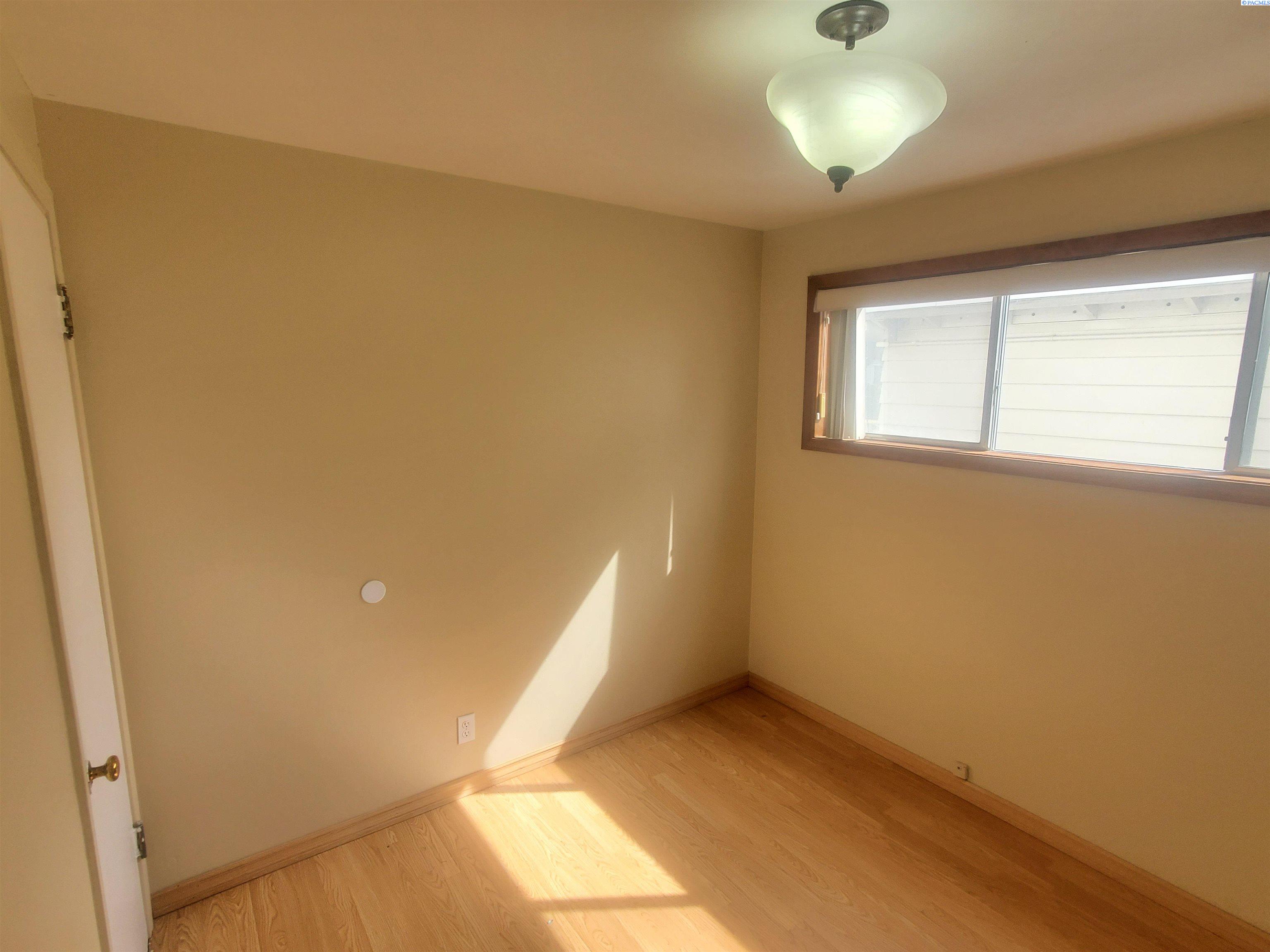 305 S Mayfield St, Kennewick, WA 99336