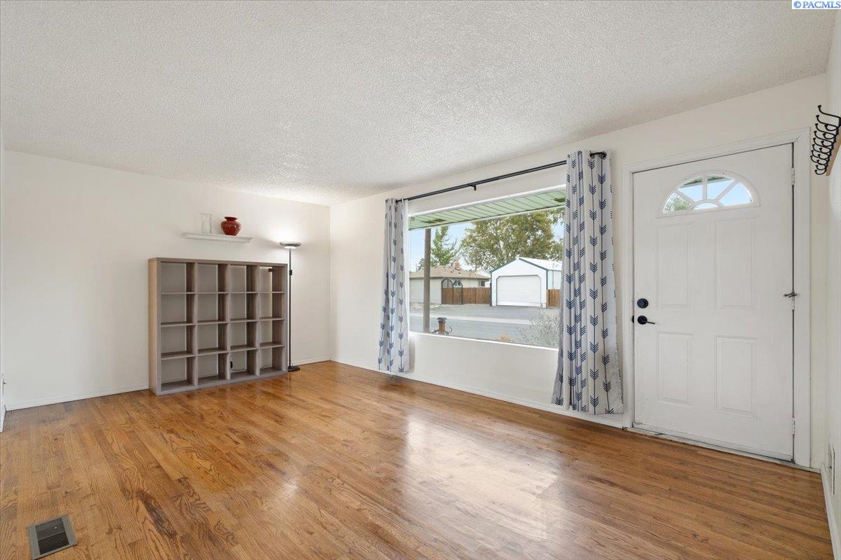 2035 Blue Ave, Richland, WA 99354