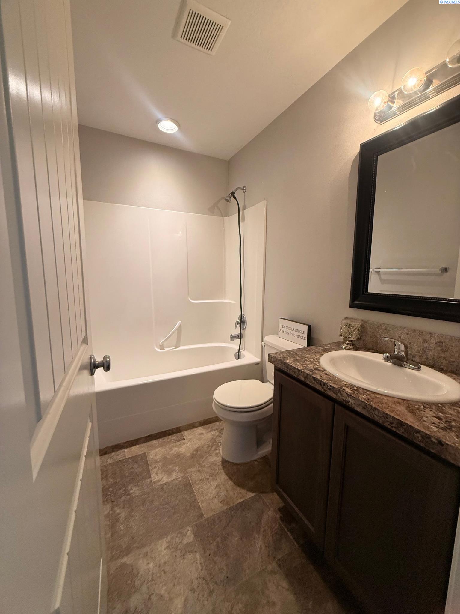 611 Botaka Loop, Benton City, WA 99320