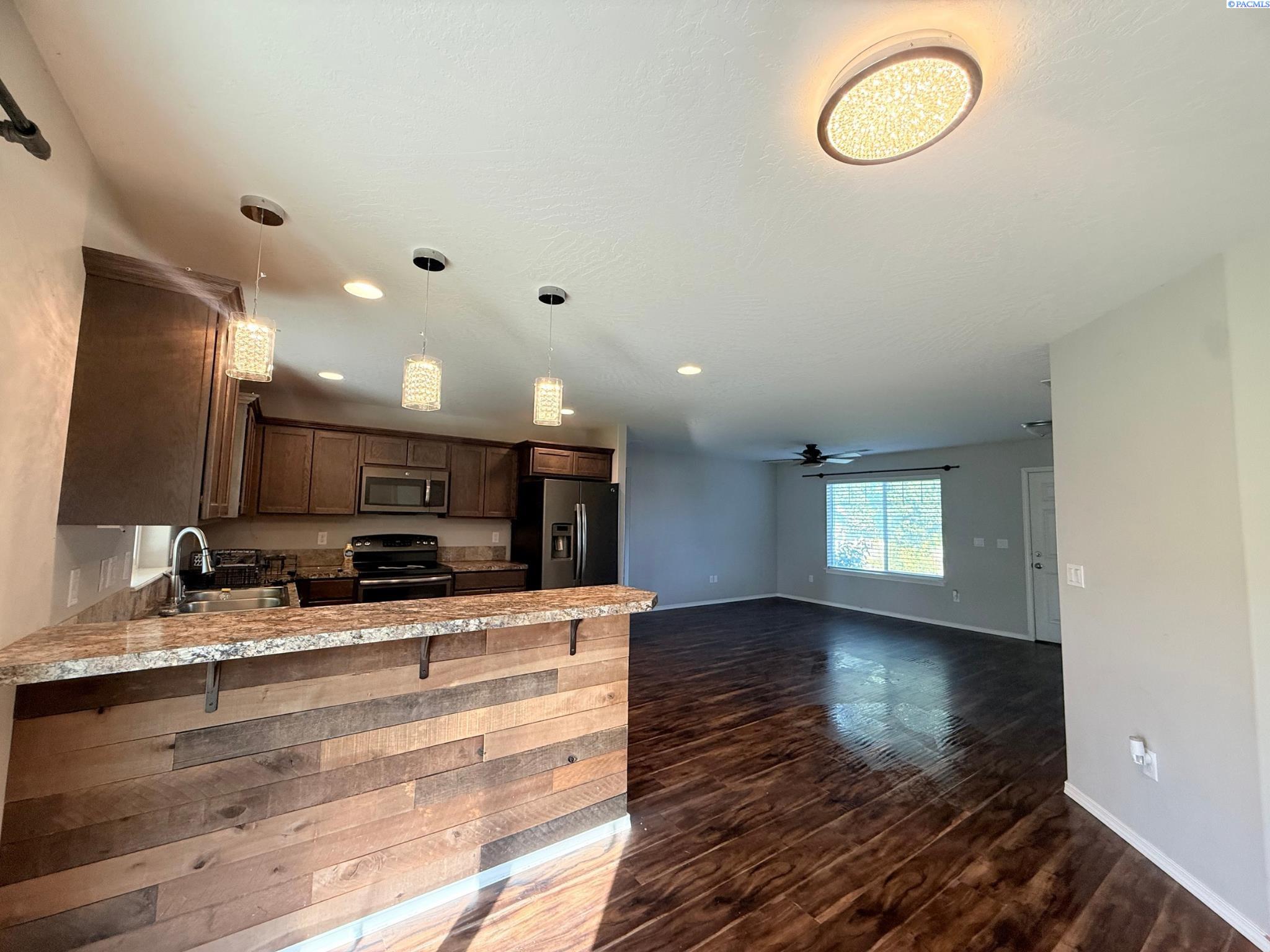 611 Botaka Loop, Benton City, WA 99320