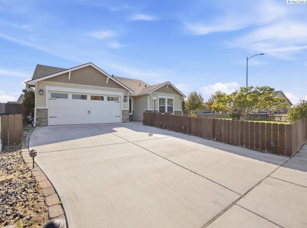 6914 Yellowstone Dr, Pasco, WA 99301
