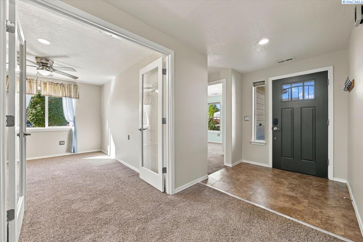 6914 Yellowstone Dr, Pasco, WA 99301