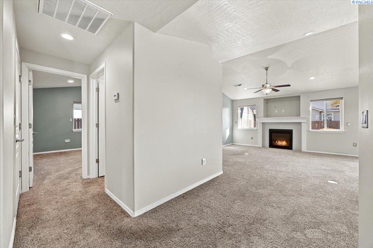 6914 Yellowstone Dr, Pasco, WA 99301