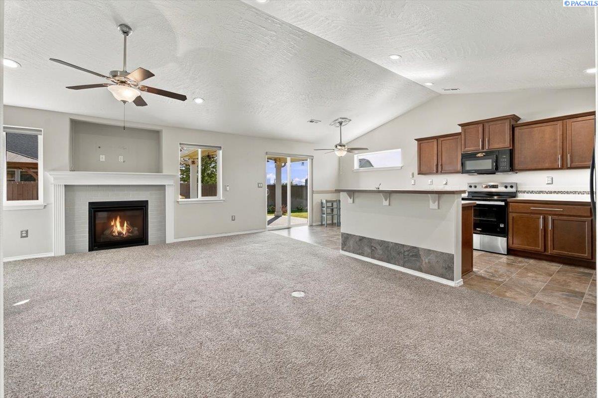 6914 Yellowstone Dr, Pasco, WA 99301