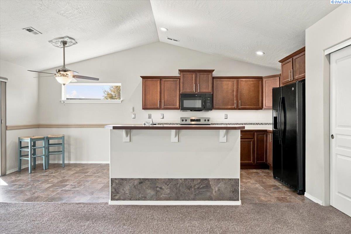 6914 Yellowstone Dr, Pasco, WA 99301