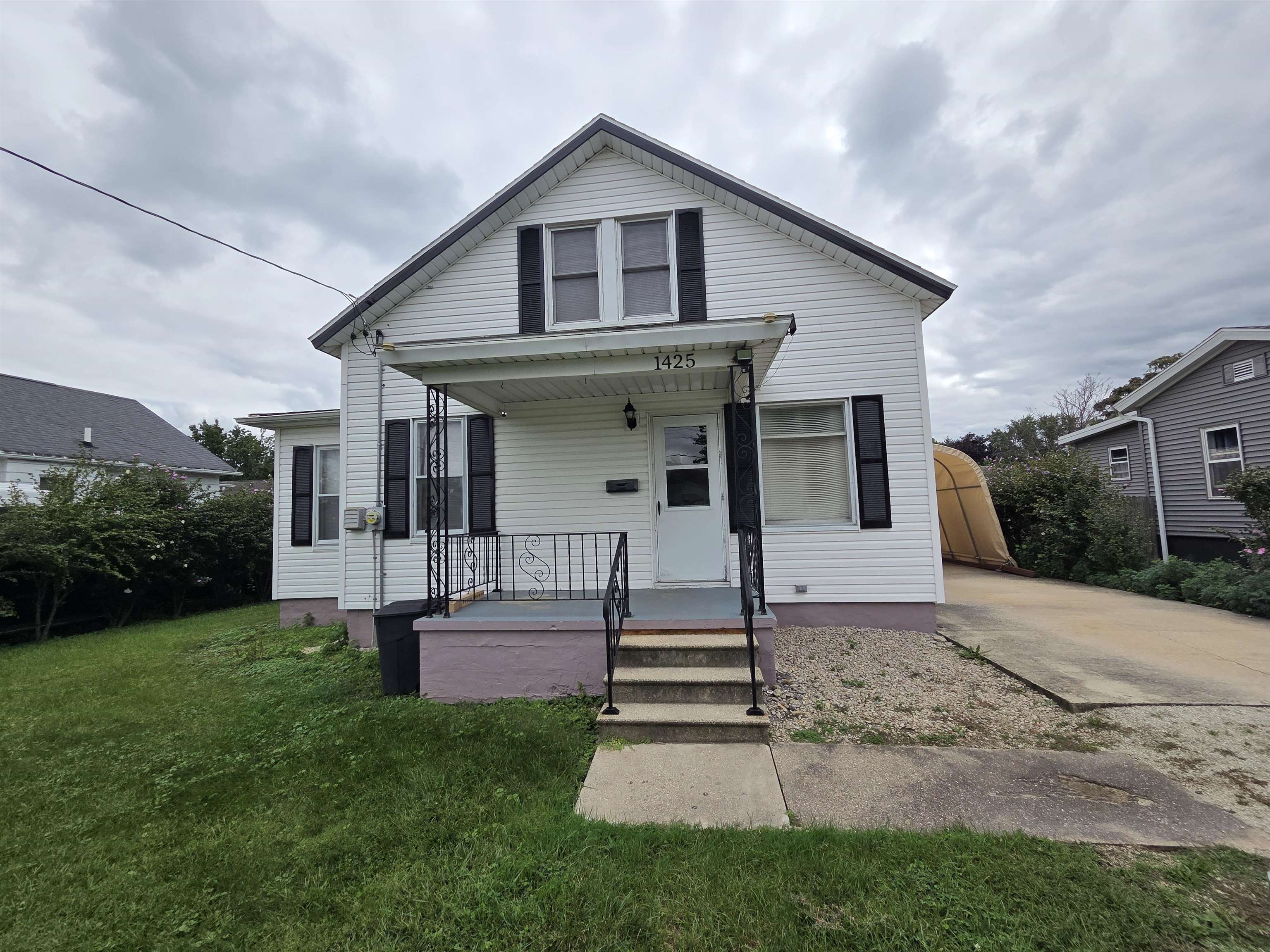 1425 Phelps