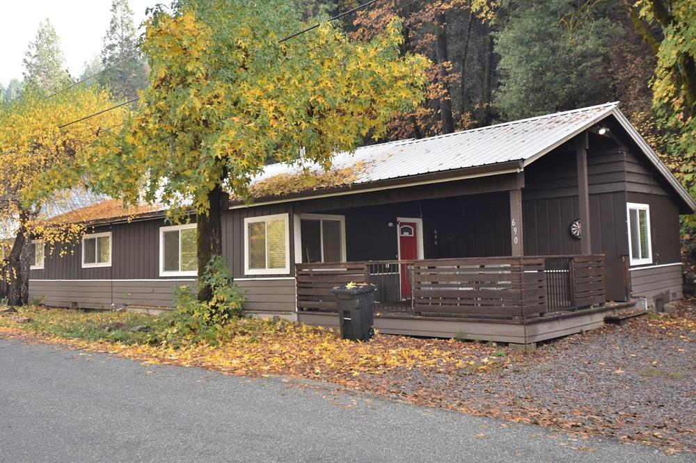 698 S First St., Dunsmuir