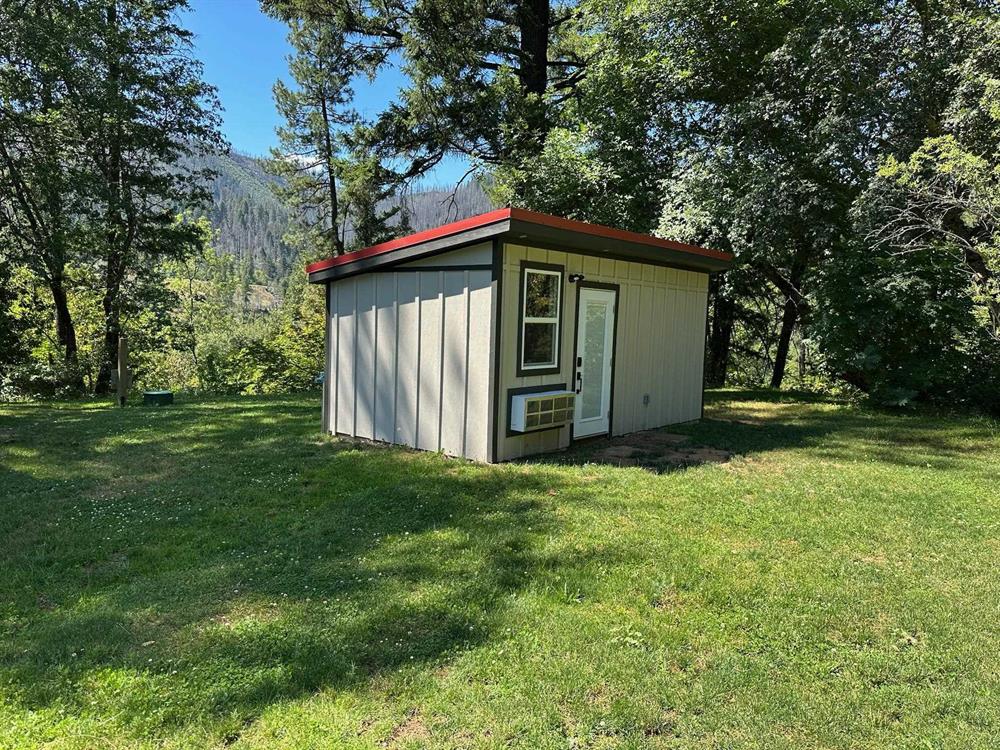 833 & 835 Elk Creek Rd, Happy Camp
