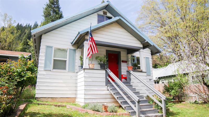 5327 Dunsmuir Ave, Dunsmuir