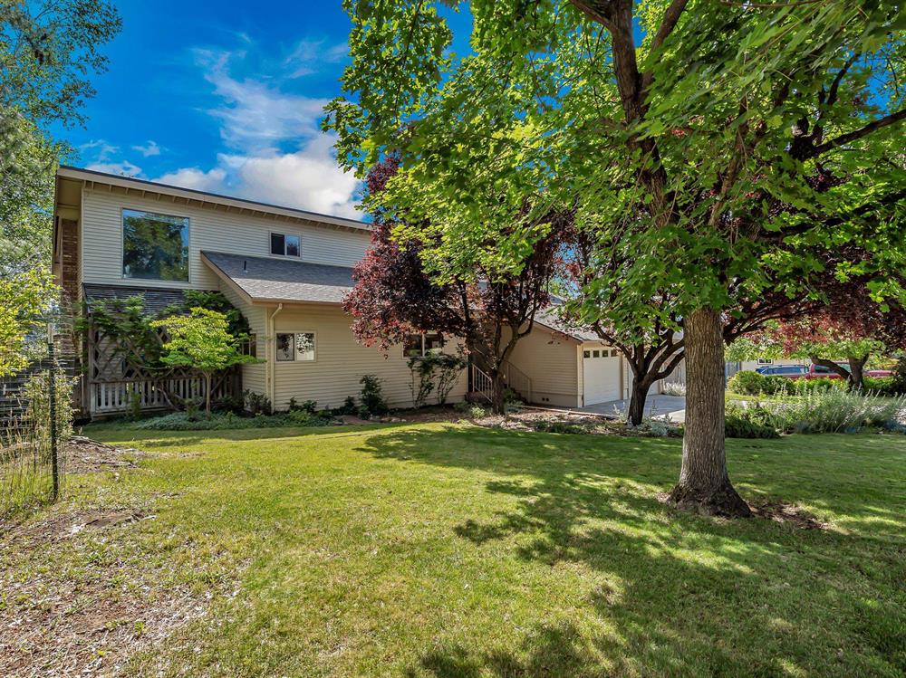 734 Meadowlark Lane, Yreka