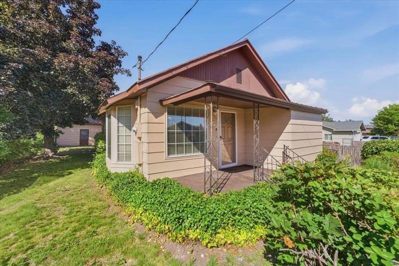 581 Shasta Ave, Weed