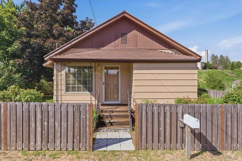 581 Shasta Ave, Weed