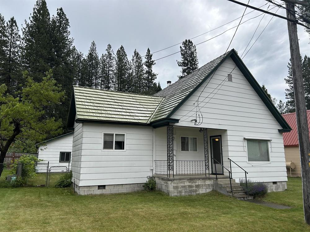 220 Shasta Avenue, McCloud