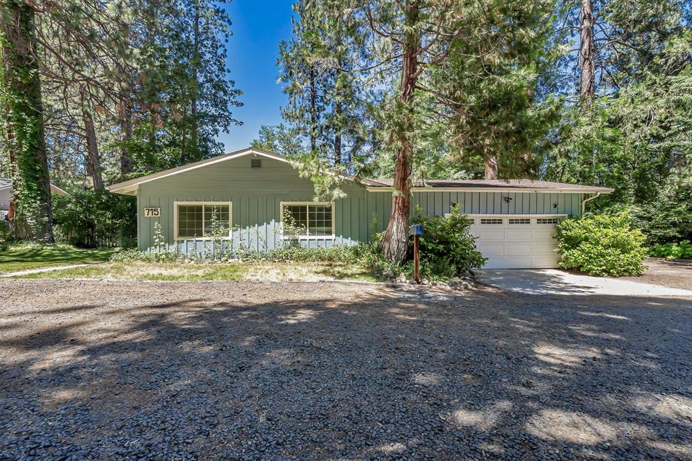 715 Oregon Street, Weed