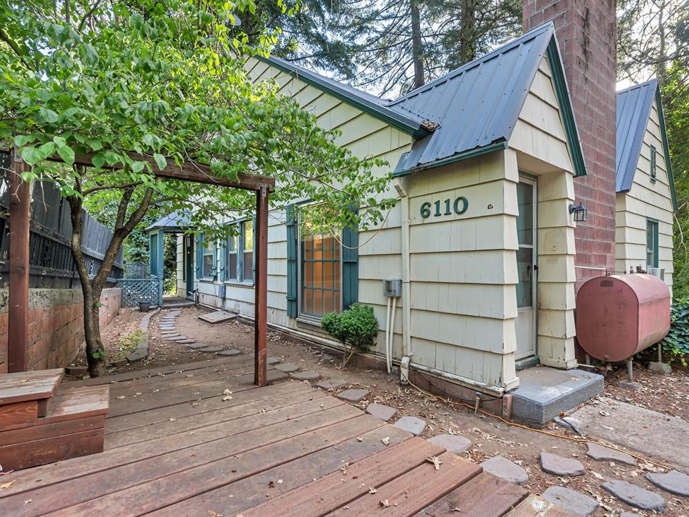 6110 Beverly Way, Dunsmuir