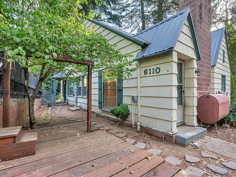 6110 Beverly Way, Dunsmuir