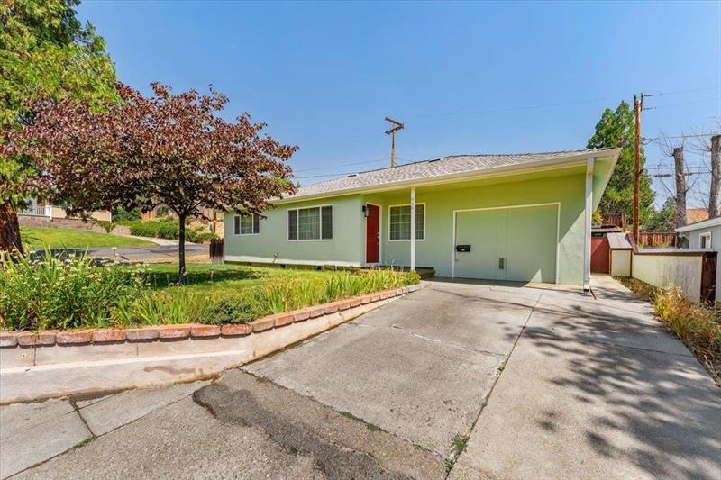 928 Pioneer St, Yreka