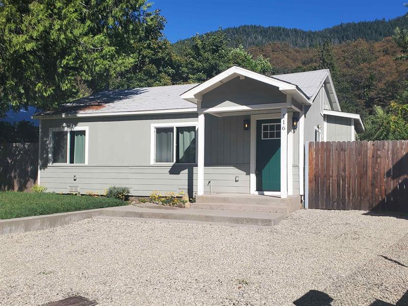 116 S First St, Dunsmuir