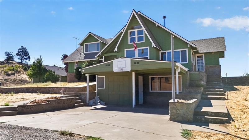 405 Old Cottonwood Creek Road, Hornbrook