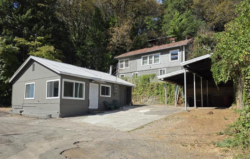 6241 & 6241 1/2 Dunsmuir Ave, Dunsmuir