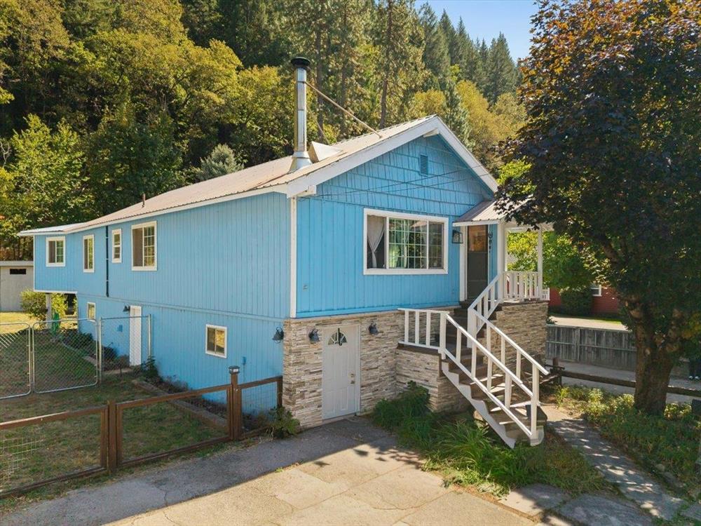 672 1st Street, Dunsmuir