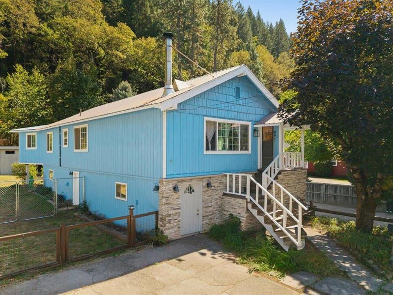 672 1st Street, Dunsmuir