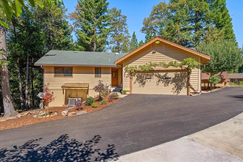 4000 Hope Ln, Dunsmuir