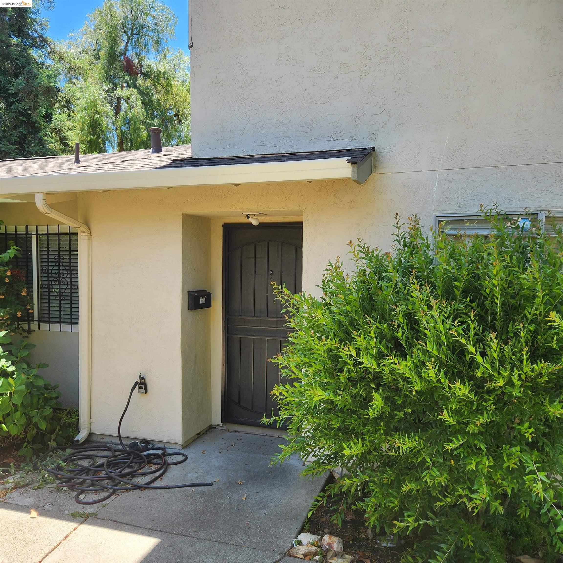 Nice 2br, 1ba townhouse style condo in Del Rio Circle. Pool in complex. Central Concord location, near shopping, transportation and freeway.