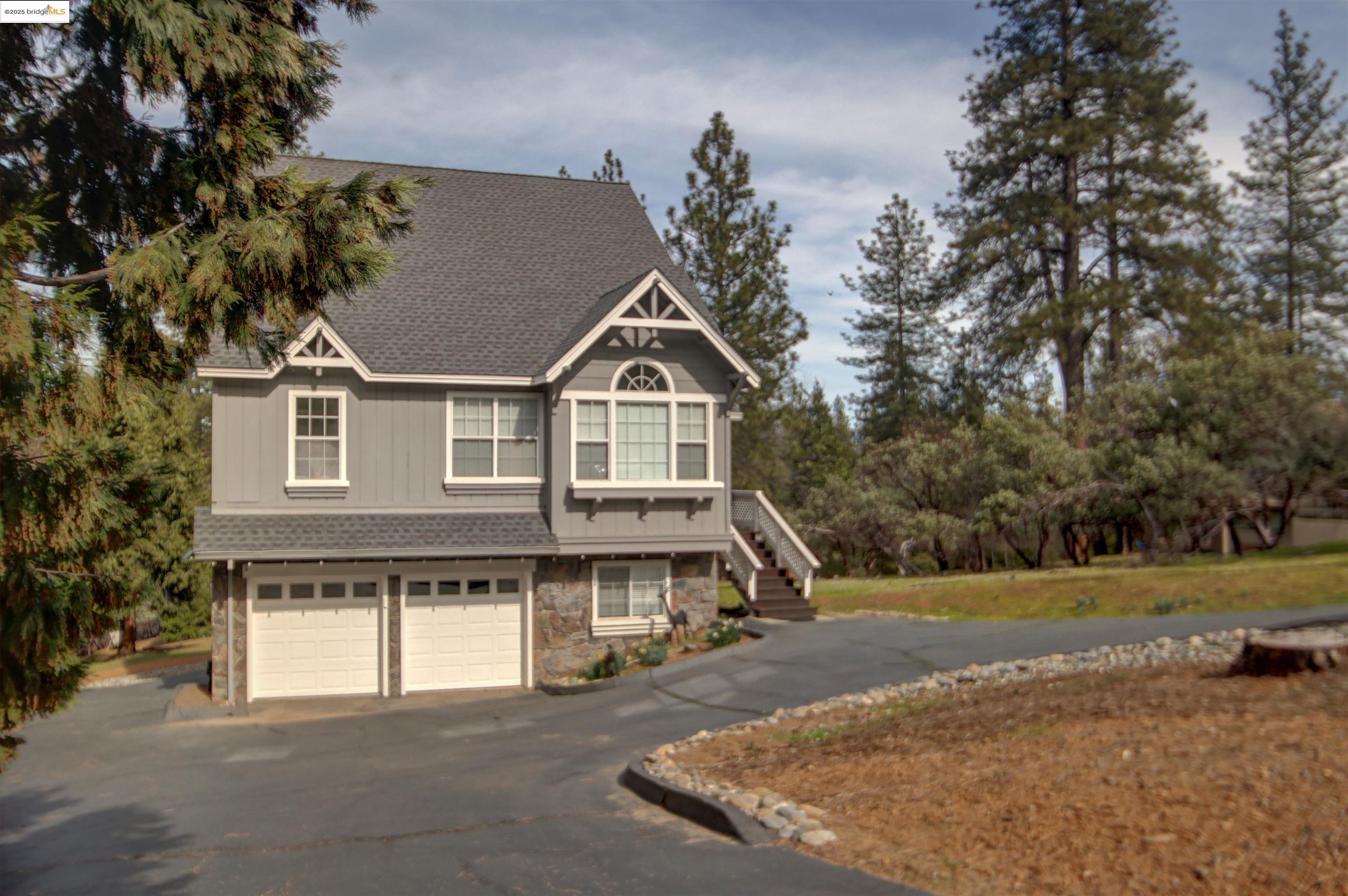 Groveland (A gateway to Yosemite)