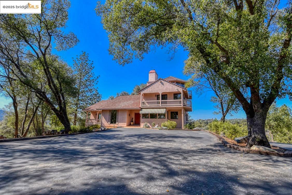 Groveland (A gateway to Yosemite)