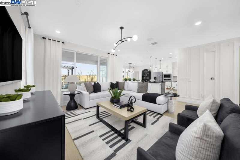 Detail Gallery Image 3 of 19 For 515 E Fiorino Street, Mountain House,  CA 95391 - 5 Beds | 3 Baths